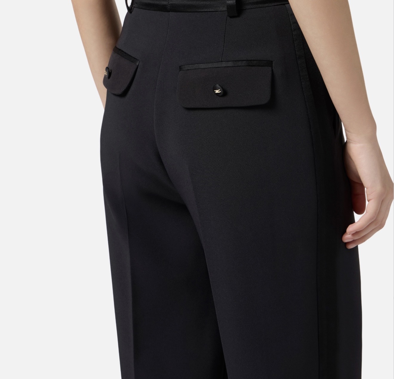 Pantaloni in crepe leggero con dettagli smoking - immagine 4